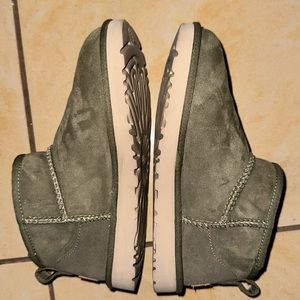 Olive green ULTRA MINI Uggs. Size women’s 6